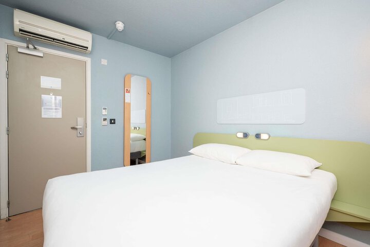 Room 16 of 127