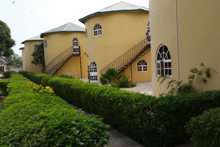 Hotel Exterior 6 of 24