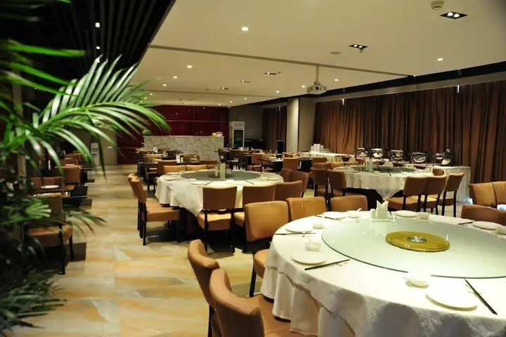 Dining 17 of 19