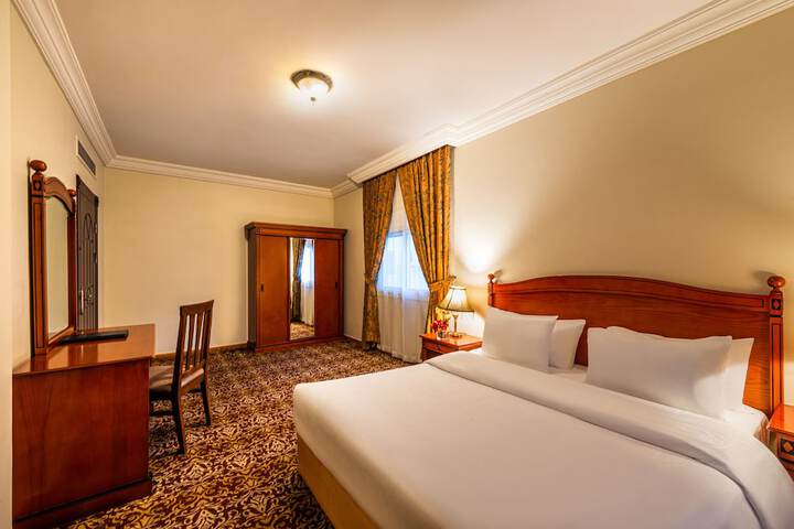 Room 9 of 16