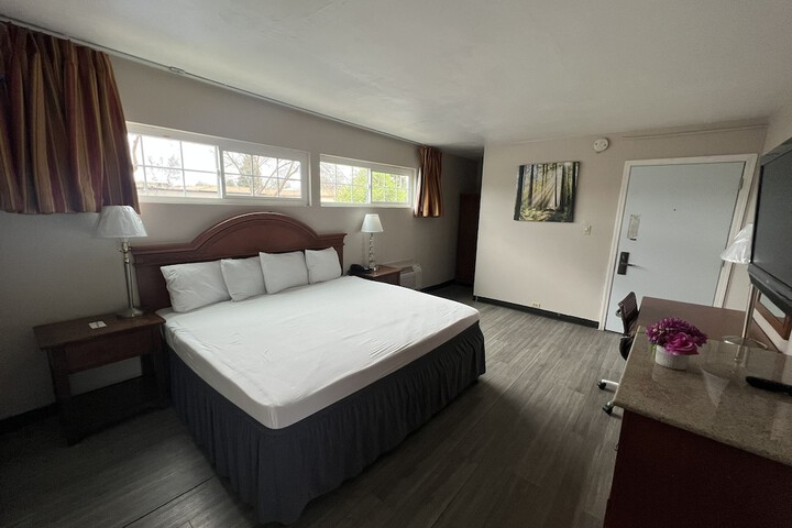 1 King Bed (7 of 10)