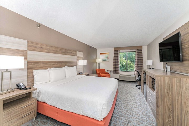 1 King Accessible Comm Assist Bathtub Microwave, Refrigerator WiFi Full Breakfast (9 of 20)