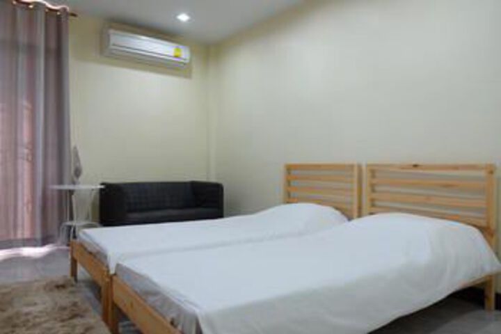 Room 4 of 8