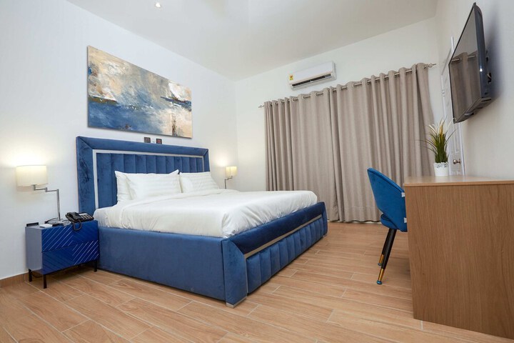Room 10 of 18