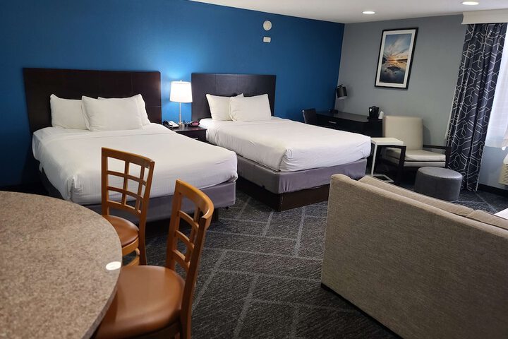 2 Queen Beds Executive Room Living Room Wet Bar Microwave and Refrigerator Bath and Shower Full Breakfast (2 of 34)