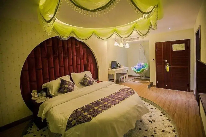 Room 6 of 13