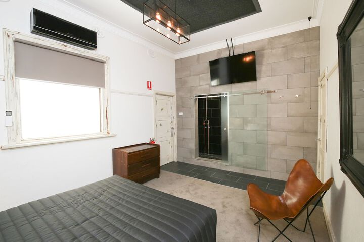 Room 4 of 72