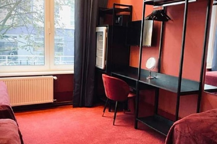 Room 42 of 100