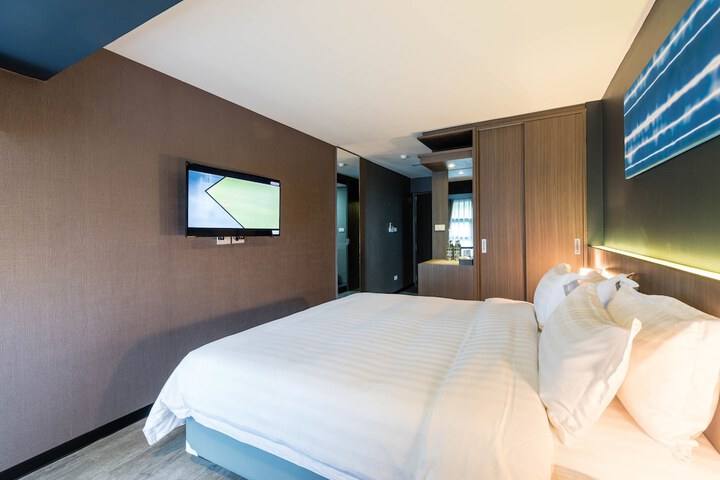 Room 9 of 33