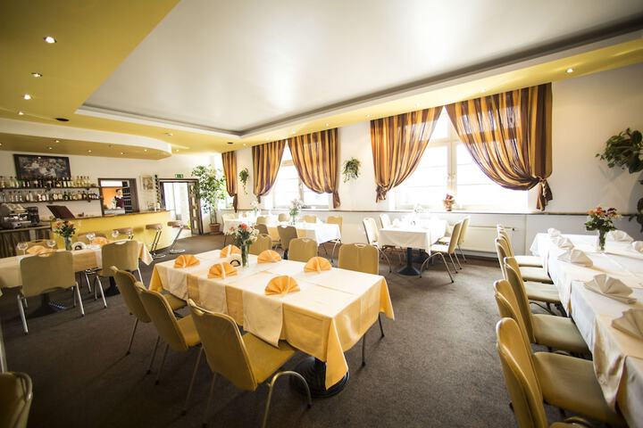 Dining 9 of 15