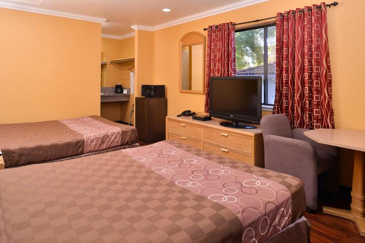 2 Queen Beds (6 of 11)