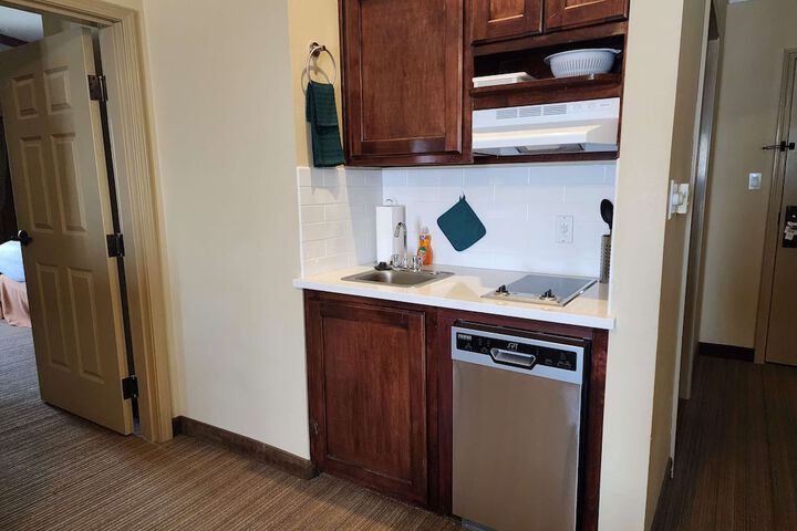 1 King Bed High Speed Internet Accessible Microwave and Refrigerator Pillowtop Bed 27 Inch Flat Screen Television Oversized Desk Full Breakfast (14 of 23)