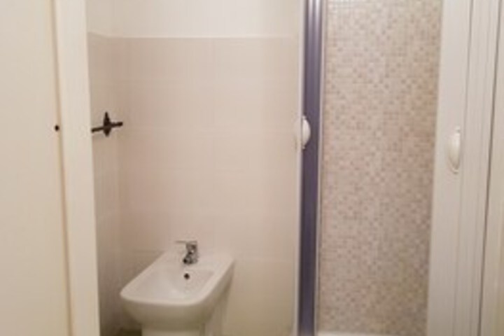 Room 4 of 76