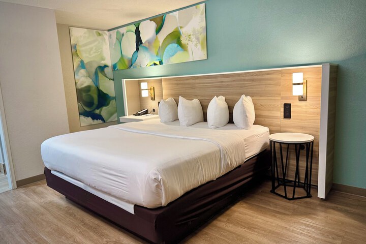 Room 18 of 118