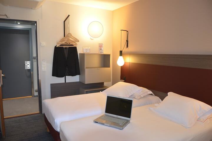 Room 4 of 76
