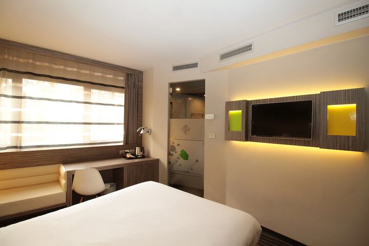 Room 13 of 92