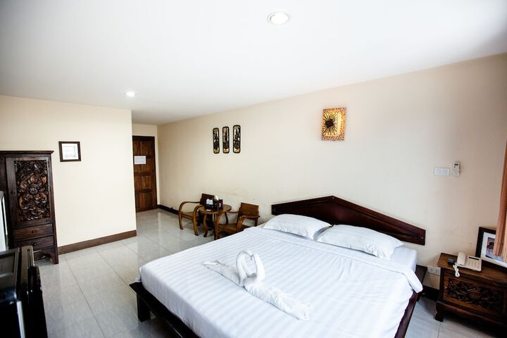 Room 6 of 33