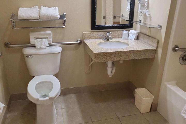 1 Queen Bed Work Desk Refrigerator WiFi Continental Breakfast (7 of 16)