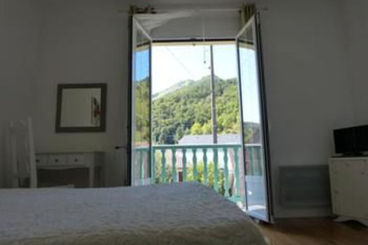 Room 6 of 16
