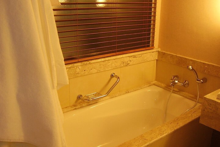 Deep soaking bathtub