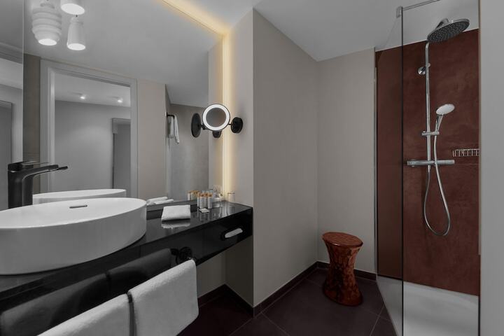 Room 84 of 121