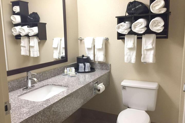 2 Queen Beds Microwave and Refrigerator WiFi Full Breakfast (4 of 6)