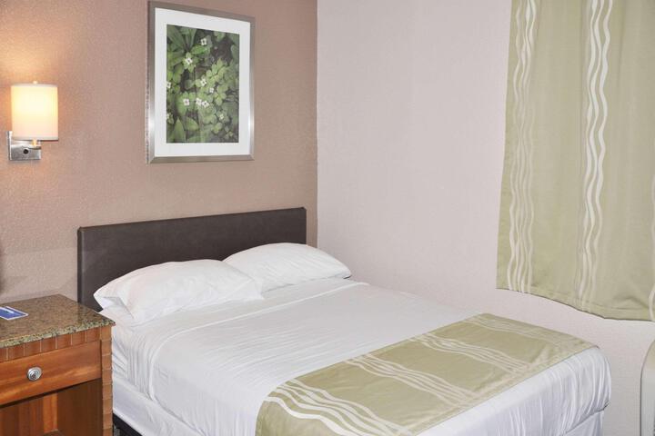1 Queen Bed (1 of 3)