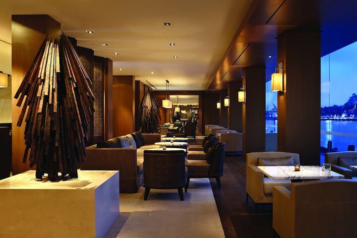 Lounge 52 of 56