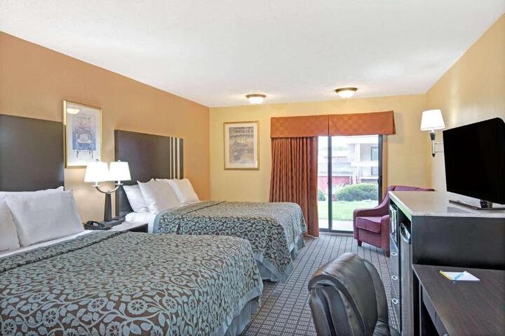 1 Queen Bed (14 of 16)