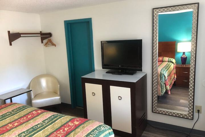 1 King Bed (5 of 9)