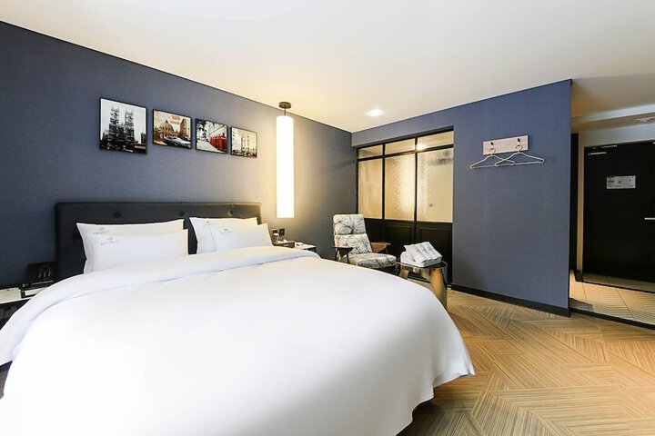 Room 9 of 38