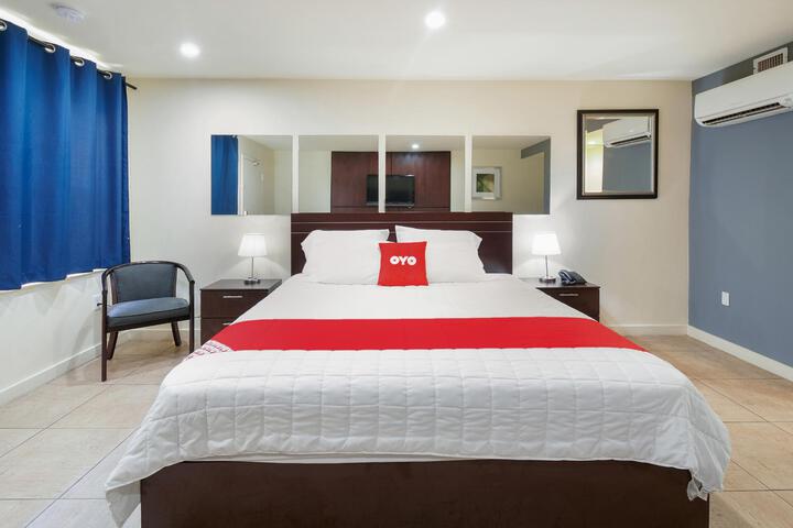 Deluxe King Bed (8 of 22)