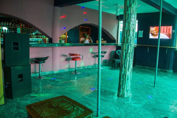 Lounge 13 of 14