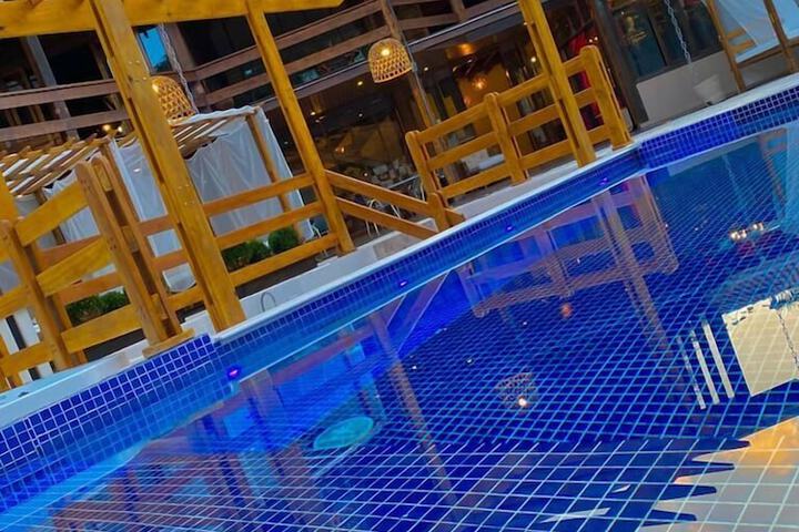 Pool 16 of 35