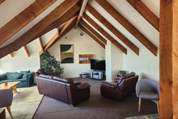 Lounge 20 of 27