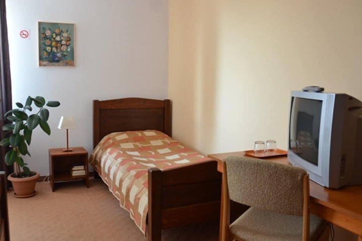 Room 4 of 65