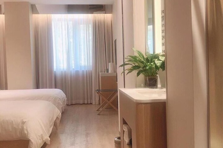 Room 14 of 33