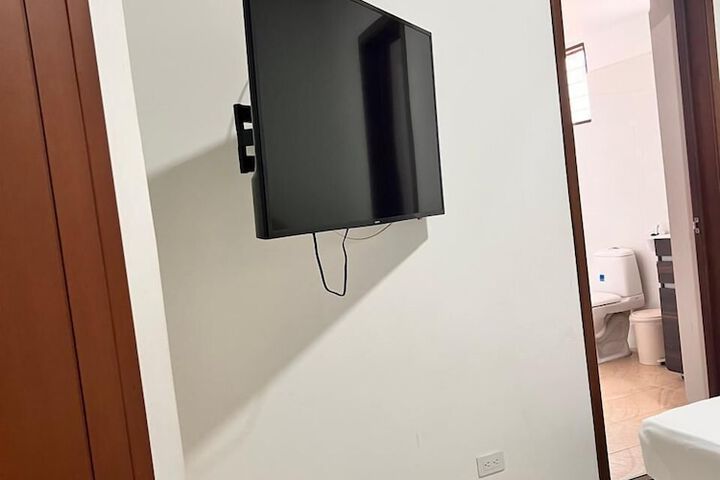 Room 6 of 8