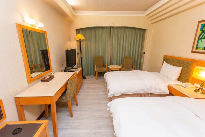 Room 13 of 30