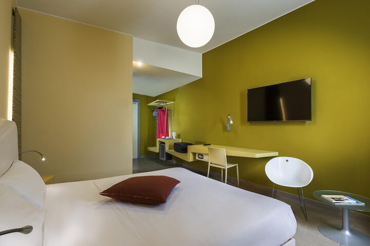 Room 26 of 153
