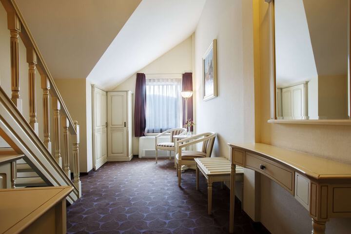 Room 12 of 28