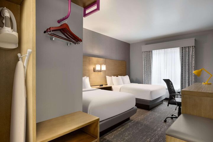 2 Queen Beds (3 of 4)