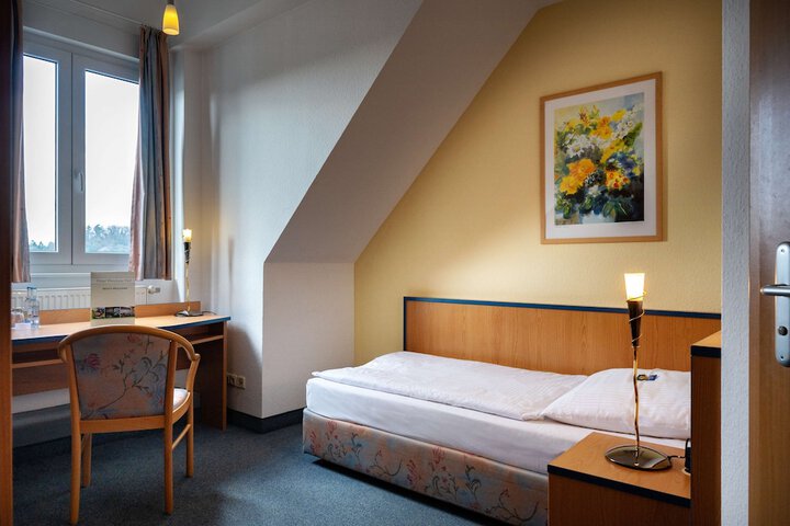Room 4 of 32