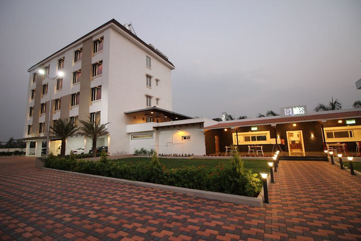 Hotel Exterior 32 of 44