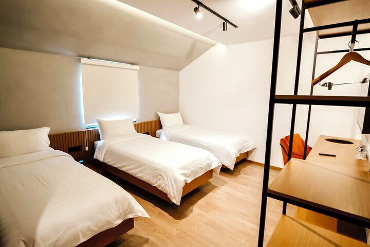 Room 10 of 27