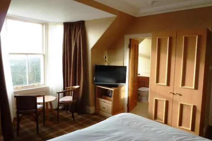 Room 4 of 40