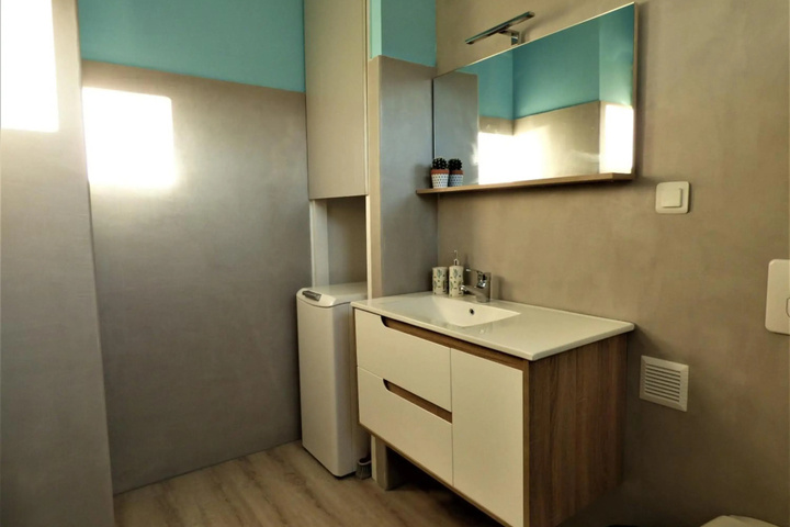 Room 4 of 9