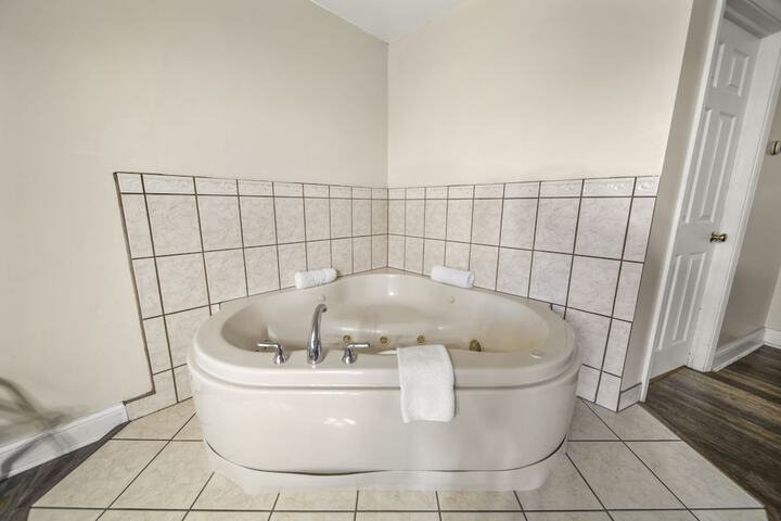 Hot Tub 46 of 59