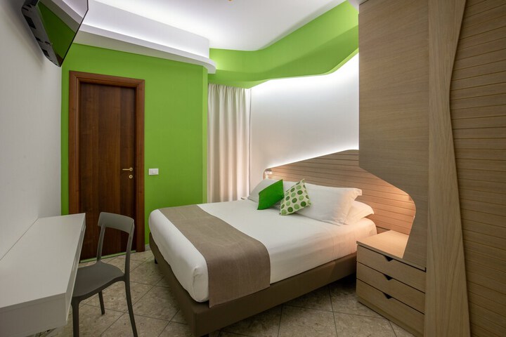 Room 4 of 25
