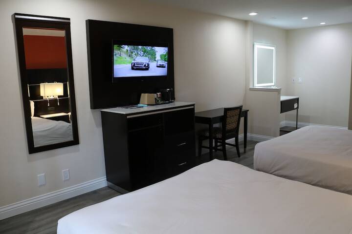 1 Queen Bed | Mob Accessible Roll in Shower Micfridg (15 of 25)